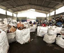 Papéis, plásticos e vidros descartados no lixo pelos empregados da Portos do Paraná ajudam na renda de dezenas de catadores de recicláveis em Paranaguá. A doação dos materiais produzidos na empresa pública faz parte da cultura de proteção ao meio ambiente, prevista na Política do Sistema de Gestão Integrada (SGI).