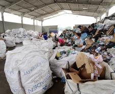 Papéis, plásticos e vidros descartados no lixo pelos empregados da Portos do Paraná ajudam na renda de dezenas de catadores de recicláveis em Paranaguá. A doação dos materiais produzidos na empresa pública faz parte da cultura de proteção ao meio ambiente, prevista na Política do Sistema de Gestão Integrada (SGI).