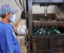 Papéis, plásticos e vidros descartados no lixo pelos empregados da Portos do Paraná ajudam na renda de dezenas de catadores de recicláveis em Paranaguá. A doação dos materiais produzidos na empresa pública faz parte da cultura de proteção ao meio ambiente, prevista na Política do Sistema de Gestão Integrada (SGI).