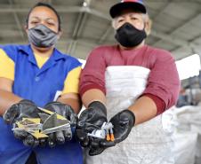 Papéis, plásticos e vidros descartados no lixo pelos empregados da Portos do Paraná ajudam na renda de dezenas de catadores de recicláveis em Paranaguá. A doação dos materiais produzidos na empresa pública faz parte da cultura de proteção ao meio ambiente, prevista na Política do Sistema de Gestão Integrada (SGI).