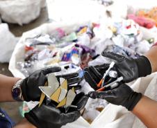 Papéis, plásticos e vidros descartados no lixo pelos empregados da Portos do Paraná ajudam na renda de dezenas de catadores de recicláveis em Paranaguá. A doação dos materiais produzidos na empresa pública faz parte da cultura de proteção ao meio ambiente, prevista na Política do Sistema de Gestão Integrada (SGI).