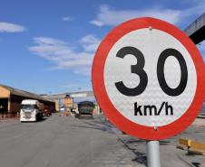 Todos os dias, em média, 1,2 mil caminhões acessam o cais do Porto de Paranaguá. Apesar de estarem em maior quantidade, esses não são os únicos elementos que compõe tráfego na faixa primária. Para circular no local, além de cuidado e atenção redobrados, é preciso seguir as regras gerais de trânsito. O cumprimento dessas é frequentemente monitorado. A fiscalização é constante.