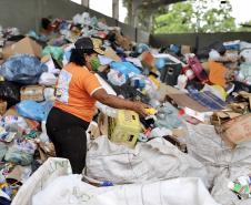 Papéis, plásticos e vidros descartados no lixo pelos empregados da Portos do Paraná ajudam na renda de dezenas de catadores de recicláveis em Paranaguá. A doação dos materiais produzidos na empresa pública faz parte da cultura de proteção ao meio ambiente, prevista na Política do Sistema de Gestão Integrada (SGI).