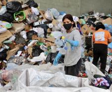 Papéis, plásticos e vidros descartados no lixo pelos empregados da Portos do Paraná ajudam na renda de dezenas de catadores de recicláveis em Paranaguá. A doação dos materiais produzidos na empresa pública faz parte da cultura de proteção ao meio ambiente, prevista na Política do Sistema de Gestão Integrada (SGI).