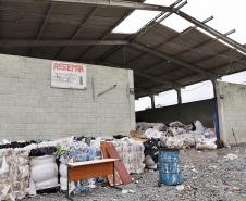 Papéis, plásticos e vidros descartados no lixo pelos empregados da Portos do Paraná ajudam na renda de dezenas de catadores de recicláveis em Paranaguá. A doação dos materiais produzidos na empresa pública faz parte da cultura de proteção ao meio ambiente, prevista na Política do Sistema de Gestão Integrada (SGI).