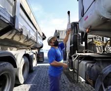 Todos os dias, em média, 1,2 mil caminhões acessam o cais do Porto de Paranaguá. Apesar de estarem em maior quantidade, esses não são os únicos elementos que compõe tráfego na faixa primária. Para circular no local, além de cuidado e atenção redobrados, é preciso seguir as regras gerais de trânsito. O cumprimento dessas é frequentemente monitorado. A fiscalização é constante.