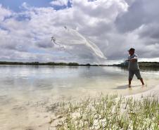 Empresa Portos do Paraná promove ações de comunicação e valorização da atividade, aproveitando o aumento no número de veranistas nas praias. A atividade garante renda a cerca de 6 mil famílias no litoral paranaense.