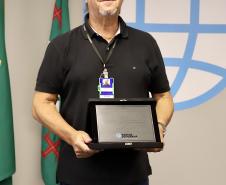 A Portos do Paraná encerrou nesta quarta-feira, dia 27, a entrega das homenagens aos colaboradores com mais tempo de empresa. Foram 38 portuários que receberam uma placa de agradecimento pelos mais de 40 anos de dedicação à empresa pública.