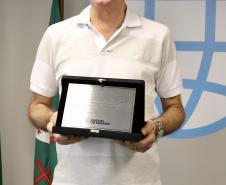 A Portos do Paraná encerrou nesta quarta-feira, dia 27, a entrega das homenagens aos colaboradores com mais tempo de empresa. Foram 38 portuários que receberam uma placa de agradecimento pelos mais de 40 anos de dedicação à empresa pública.