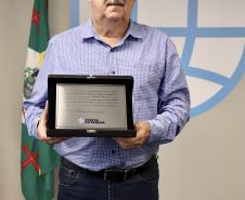A Portos do Paraná encerrou nesta quarta-feira, dia 27, a entrega das homenagens aos colaboradores com mais tempo de empresa. Foram 38 portuários que receberam uma placa de agradecimento pelos mais de 40 anos de dedicação à empresa pública.