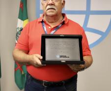 A Portos do Paraná encerrou nesta quarta-feira, dia 27, a entrega das homenagens aos colaboradores com mais tempo de empresa. Foram 38 portuários que receberam uma placa de agradecimento pelos mais de 40 anos de dedicação à empresa pública.