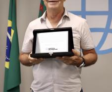 A Portos do Paraná encerrou nesta quarta-feira, dia 27, a entrega das homenagens aos colaboradores com mais tempo de empresa. Foram 38 portuários que receberam uma placa de agradecimento pelos mais de 40 anos de dedicação à empresa pública.