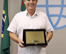 A Portos do Paraná encerrou nesta quarta-feira, dia 27, a entrega das homenagens aos colaboradores com mais tempo de empresa. Foram 38 portuários que receberam uma placa de agradecimento pelos mais de 40 anos de dedicação à empresa pública.