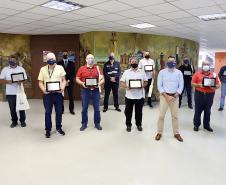 Na semana do Dia do Portuário, 39 colaboradores com mais de 40 anos de casa recebem placa de agradecimento pelos serviços prestados.
