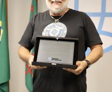 A Portos do Paraná encerrou nesta quarta-feira, dia 27, a entrega das homenagens aos colaboradores com mais tempo de empresa. Foram 38 portuários que receberam uma placa de agradecimento pelos mais de 40 anos de dedicação à empresa pública.