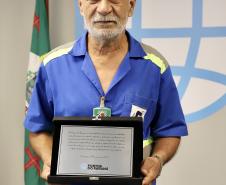A Portos do Paraná encerrou nesta quarta-feira, dia 27, a entrega das homenagens aos colaboradores com mais tempo de empresa. Foram 38 portuários que receberam uma placa de agradecimento pelos mais de 40 anos de dedicação à empresa pública.