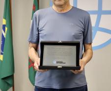 A Portos do Paraná encerrou nesta quarta-feira, dia 27, a entrega das homenagens aos colaboradores com mais tempo de empresa. Foram 38 portuários que receberam uma placa de agradecimento pelos mais de 40 anos de dedicação à empresa pública.