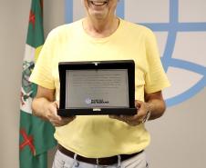 A Portos do Paraná encerrou nesta quarta-feira, dia 27, a entrega das homenagens aos colaboradores com mais tempo de empresa. Foram 38 portuários que receberam uma placa de agradecimento pelos mais de 40 anos de dedicação à empresa pública.