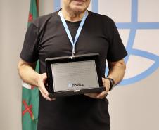 A Portos do Paraná encerrou nesta quarta-feira, dia 27, a entrega das homenagens aos colaboradores com mais tempo de empresa. Foram 38 portuários que receberam uma placa de agradecimento pelos mais de 40 anos de dedicação à empresa pública.