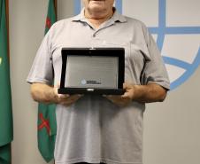 A Portos do Paraná encerrou nesta quarta-feira, dia 27, a entrega das homenagens aos colaboradores com mais tempo de empresa. Foram 38 portuários que receberam uma placa de agradecimento pelos mais de 40 anos de dedicação à empresa pública.