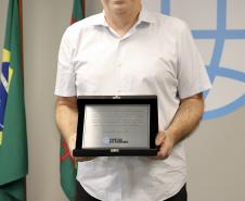 A Portos do Paraná encerrou nesta quarta-feira, dia 27, a entrega das homenagens aos colaboradores com mais tempo de empresa. Foram 38 portuários que receberam uma placa de agradecimento pelos mais de 40 anos de dedicação à empresa pública.