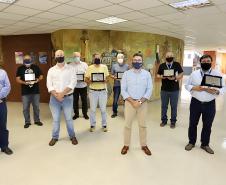Na semana do Dia do Portuário, 39 colaboradores com mais de 40 anos de casa recebem placa de agradecimento pelos serviços prestados.