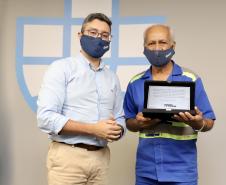 Na semana do Dia do Portuário, 39 colaboradores com mais de 40 anos de casa recebem placa de agradecimento pelos serviços prestados.