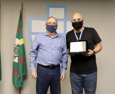 A Portos do Paraná encerrou nesta quarta-feira, dia 27, a entrega das homenagens aos colaboradores com mais tempo de empresa. Foram 38 portuários que receberam uma placa de agradecimento pelos mais de 40 anos de dedicação à empresa pública.