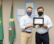 A Portos do Paraná encerrou nesta quarta-feira, dia 27, a entrega das homenagens aos colaboradores com mais tempo de empresa. Foram 38 portuários que receberam uma placa de agradecimento pelos mais de 40 anos de dedicação à empresa pública.
