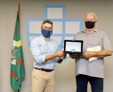 Na semana do Dia do Portuário, 39 colaboradores com mais de 40 anos de casa recebem placa de agradecimento pelos serviços prestados.