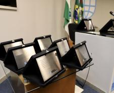 A Portos do Paraná encerrou nesta quarta-feira, dia 27, a entrega das homenagens aos colaboradores com mais tempo de empresa. Foram 38 portuários que receberam uma placa de agradecimento pelos mais de 40 anos de dedicação à empresa pública.