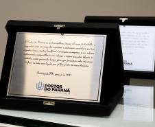 A Portos do Paraná encerrou nesta quarta-feira, dia 27, a entrega das homenagens aos colaboradores com mais tempo de empresa. Foram 38 portuários que receberam uma placa de agradecimento pelos mais de 40 anos de dedicação à empresa pública.