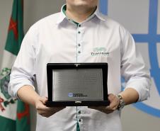A Portos do Paraná encerrou nesta quarta-feira, dia 27, a entrega das homenagens aos colaboradores com mais tempo de empresa. Foram 38 portuários que receberam uma placa de agradecimento pelos mais de 40 anos de dedicação à empresa pública.