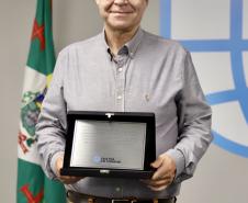 A Portos do Paraná encerrou nesta quarta-feira, dia 27, a entrega das homenagens aos colaboradores com mais tempo de empresa. Foram 38 portuários que receberam uma placa de agradecimento pelos mais de 40 anos de dedicação à empresa pública.