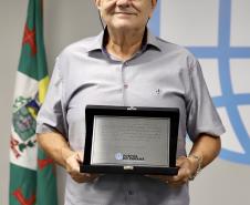 A Portos do Paraná encerrou nesta quarta-feira, dia 27, a entrega das homenagens aos colaboradores com mais tempo de empresa. Foram 38 portuários que receberam uma placa de agradecimento pelos mais de 40 anos de dedicação à empresa pública.