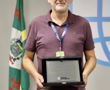 A Portos do Paraná encerrou nesta quarta-feira, dia 27, a entrega das homenagens aos colaboradores com mais tempo de empresa. Foram 38 portuários que receberam uma placa de agradecimento pelos mais de 40 anos de dedicação à empresa pública.