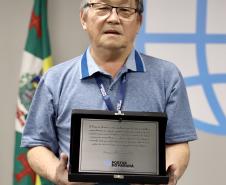 A Portos do Paraná encerrou nesta quarta-feira, dia 27, a entrega das homenagens aos colaboradores com mais tempo de empresa. Foram 38 portuários que receberam uma placa de agradecimento pelos mais de 40 anos de dedicação à empresa pública.