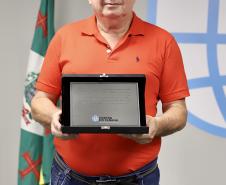 A Portos do Paraná encerrou nesta quarta-feira, dia 27, a entrega das homenagens aos colaboradores com mais tempo de empresa. Foram 38 portuários que receberam uma placa de agradecimento pelos mais de 40 anos de dedicação à empresa pública.