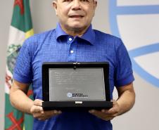 A Portos do Paraná encerrou nesta quarta-feira, dia 27, a entrega das homenagens aos colaboradores com mais tempo de empresa. Foram 38 portuários que receberam uma placa de agradecimento pelos mais de 40 anos de dedicação à empresa pública.