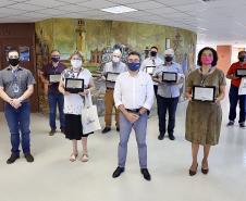 A Portos do Paraná encerrou nesta quarta-feira, dia 27, a entrega das homenagens aos colaboradores com mais tempo de empresa. Foram 38 portuários que receberam uma placa de agradecimento pelos mais de 40 anos de dedicação à empresa pública.