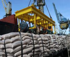 Em 31 dias foram quase 3,6 milhões de toneladas de cargas movimentadas, aumento de 4% em relação ao mesmo mês do ano passado. Apesar do grande volume de chuva, a alta foi registrada tanto na importação quanto na importação.