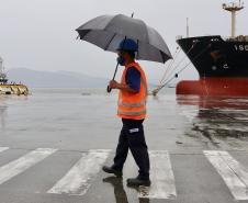 Volume de chuva registrado em janeiro deste ano em Paranaguá foi 356,4% maior que no mesmo mês de 2020. Paralisações somaram 12,6 dias no mês, tempo cerca de 82% maior que em janeiro do ano passado.