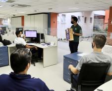Cartazes e breves palestras trazem dicas e incentivam a economia na Portos do Paraná