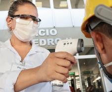 Nesta quinta-feira (25), a estrutura médica completa um ano nos terminais portuários do Paraná. Foram mais de 1,6 milhão de trabalhadores atendidos nas barreiras sanitárias de acesso ao cais e Pátio de Triagem.