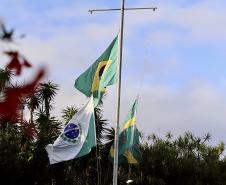 Em luto pelo falecimento do ex-superintendente Daniel Lúcio Oliveira de Souza, a Portos do Paraná hasteou as bandeiras do Porto de Paranaguá em meio-mastro, nesta quinta-feira (25). 