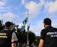 Em luto pelo falecimento do ex-superintendente Daniel Lúcio Oliveira de Souza, a Portos do Paraná hasteou as bandeiras do Porto de Paranaguá em meio-mastro, nesta quinta-feira (25). 