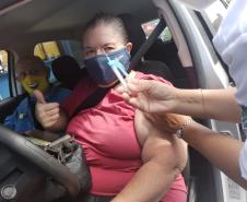 Com a imunização entrando já na faixa dos 69 anos, empregados da empresa pública começam a receber a primeira dose em Paranaguá
