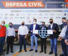 Foram arrecadadas 125 toneladas de alimentos, parte deles entregue nesta quarta-feira (31) ao governador Carlos Massa Ratinho Junior para posterior distribuição às famílias vulneráveis.  Doações fazem parta da campanha Cesta Solidária.