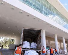 A comunidade portuária de Paranaguá e Antonina arrecadou 125 toneladas alimentos para a campanha Cesta Solidária do Governo do Estado. Em 9 mil cestas básicas são 45 toneladas de arroz, 25 toneladas de açúcar; 9 toneladas de fubá; 9 toneladas de farinha de trigo; 9 toneladas de feijão; 9 toneladas de sal; 4,5 toneladas de macarrão; 4,5 toneladas de farinha de milho; 2.250 quilos de café; 9 mil pacotes de bolacha e 9 mil garrafas de óleo de soja; além de 36 mil rolos de papel higiênico que serão distribuídas