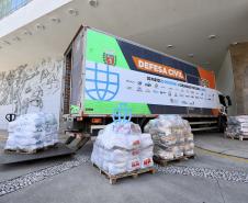 A comunidade portuária de Paranaguá e Antonina arrecadou 125 toneladas alimentos para a campanha Cesta Solidária do Governo do Estado. Em 9 mil cestas básicas são 45 toneladas de arroz, 25 toneladas de açúcar; 9 toneladas de fubá; 9 toneladas de farinha de trigo; 9 toneladas de feijão; 9 toneladas de sal; 4,5 toneladas de macarrão; 4,5 toneladas de farinha de milho; 2.250 quilos de café; 9 mil pacotes de bolacha e 9 mil garrafas de óleo de soja; além de 36 mil rolos de papel higiênico que serão distribuídas